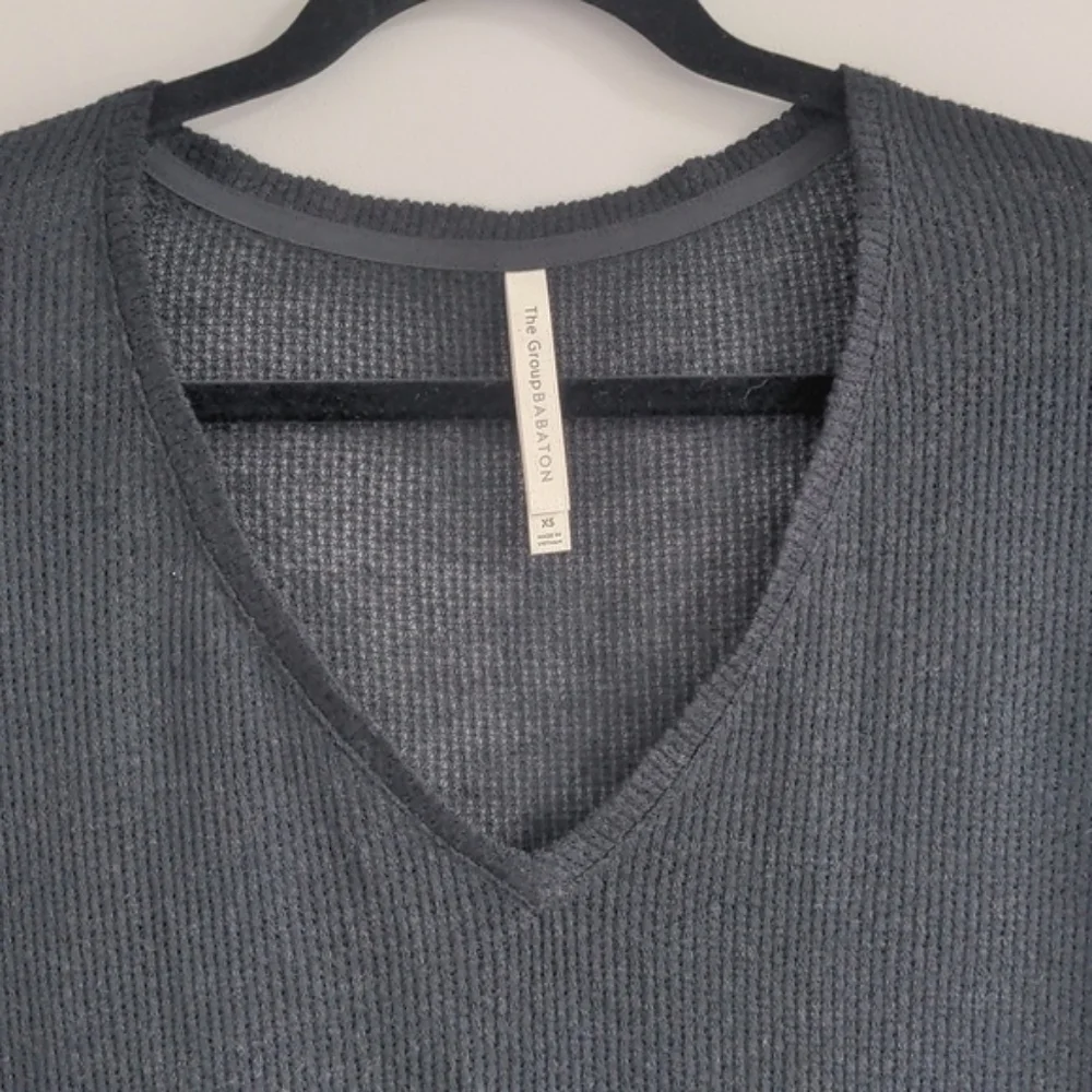 ARITZIA BABATON | T-shirt Oversized Open Knit V-Neck Scoop Hem, Black, Womens XS - Picture 3 of 10